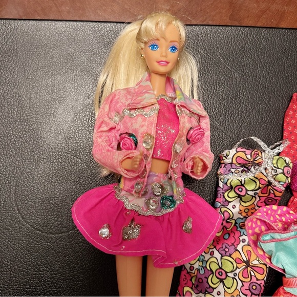 Barbie and clothes bundle - Picture 2 of 4